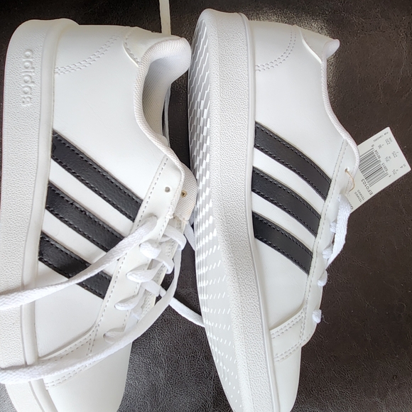 Youth Adidas Size 4 - Picture 3 of 6